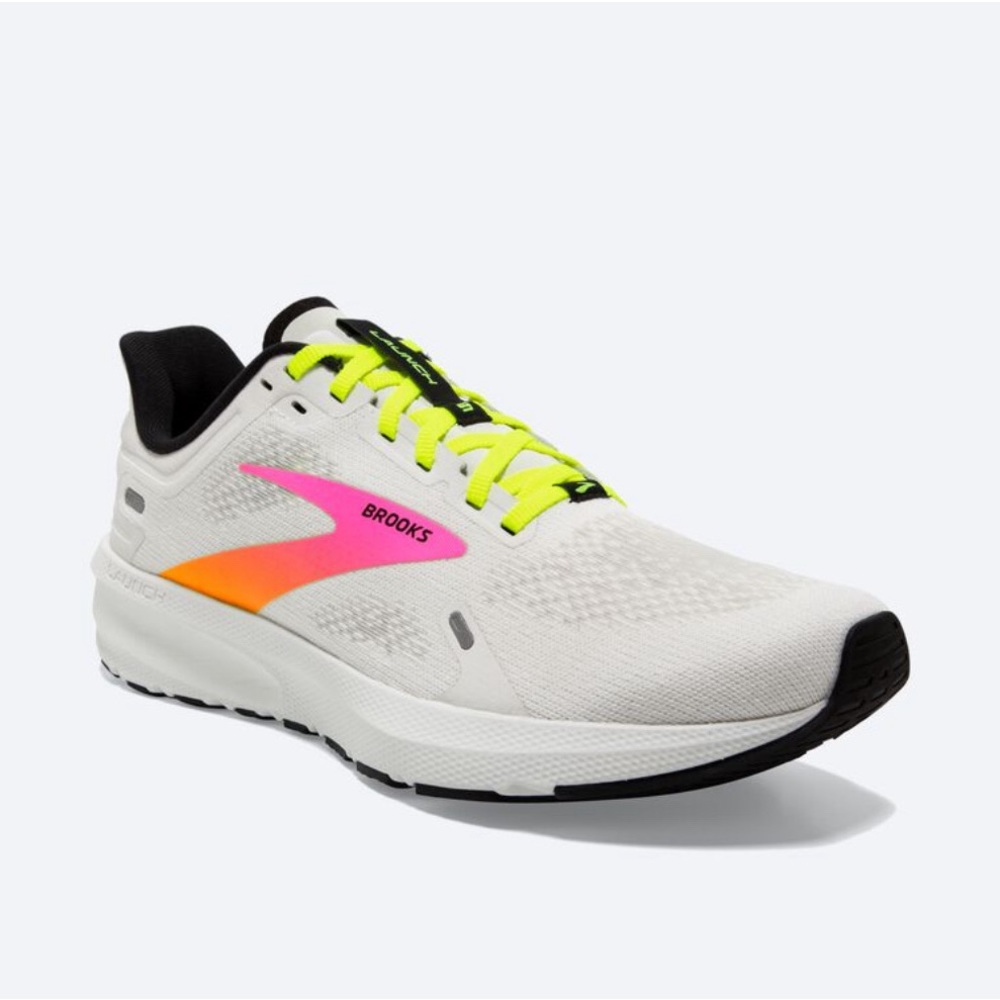 Brooks Women’s GTS Launch 9 in White/Pink/Nightlife. NWT.